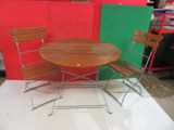deux chaises et une table posées à même le sol dans une pièce