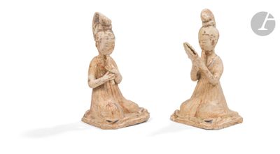 paire de figurines asiatiques représentant une femme en train de lire un livre