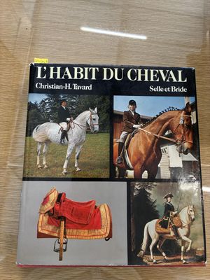 un livre avec des images de chevaux et de cavaliers dessus
