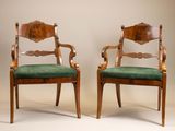 une paire de chaises anciennes avec des coussins rembourrés verts