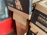 de nombreux cartons empilés sur le sol