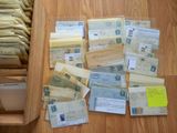 une pile de courrier posée par terre à côté d'un tiroir
