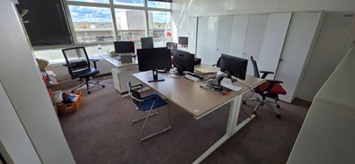UN ENSEMBLE COMPRENANT : 4 BUREAUX 160 X 80 X 73 CM 4 FAUTEU… - Photo 1