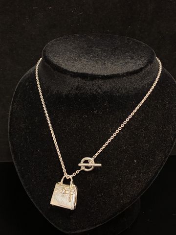 HERMES : argent 925 millièmes : chaîne avec pendentif figurant un...