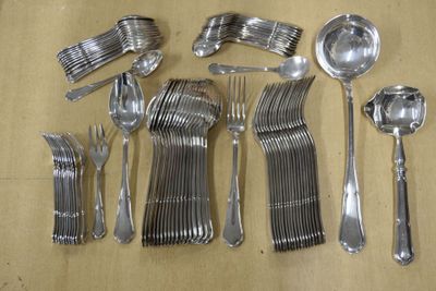 beaucoup de cuillères et de fourchettes en argent sur la table
