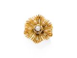 une bague en forme de fleur en or et diamants, signée Van Cleef