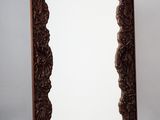 une image représentant un miroir posé sur un sol à carreaux