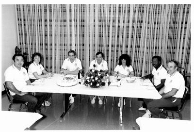 un groupe de personnes assises à une table devant des assiettes de nourriture