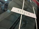 a sticker on the windshield of a car that says vauto