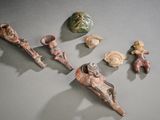 de nombreux types d'objets différents exposés sur la table