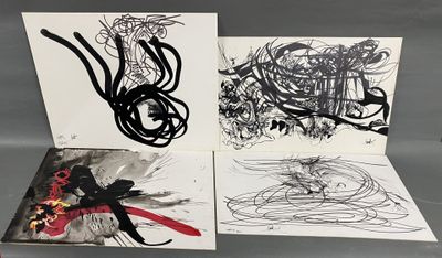 trois cartes en noir et blanc, ornées de dessins, posées sur une table