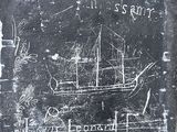 dessin d'un bateau sur un tableau noir, avec des inscriptions dessus