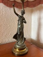 Lampe au pied représentant une jeune femme à l'abat-jour de … (photo 2)