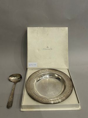 assiette en argent avec cuillère et repose-cuillère, dans un coffret