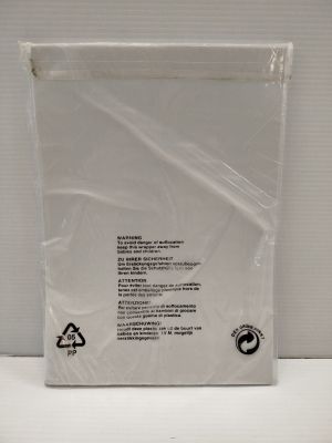 un sac en plastique muni d'une étiquette, posé sur une table