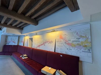 une photo d'une pièce avec un canapé et une carte accrochée au mur