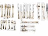 de nombreux types différents de couverts, notamment des fourchettes et des cuillères