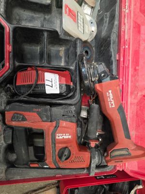 une boîte à outils rouge avec des outils sur une table