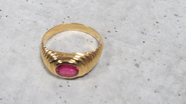 Bague en or jaune 750 millièmes ornée au centre d'une tourmaline ...