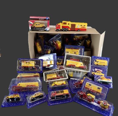 une boîte remplie de camions de pompiers miniatures et d'autres jouets