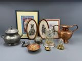 un grand nombre d'objets posés sur une table
