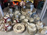 de nombreux types de vaisselle exposés dans un magasin