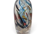 un vase en verre orné d'une peinture sur fond blanc