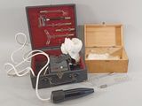 une petite boîte contenant des outils, posée sur une surface blanche