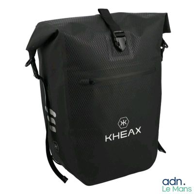 l'arrière d'un sac à dos noir orné du logo Kheaax