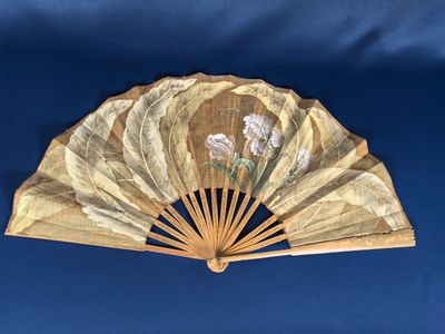Un éventail déocr peint Longueur : 35cm