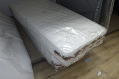deux matelas à l'arrière d'un camion de déménagement