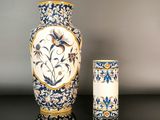 deux vases posés l'un à côté de l'autre sur une table