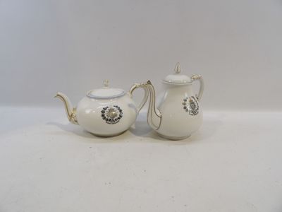 une paire de théières en porcelaine blanche ornées de motifs floraux