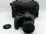 un appareil photo et un sac pour objectif posés sur la table