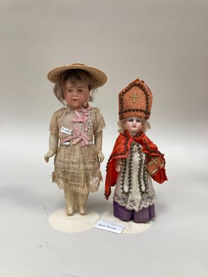 Deux poupées, un garçon et une fille, sont debout l'une à côté de l'autre
