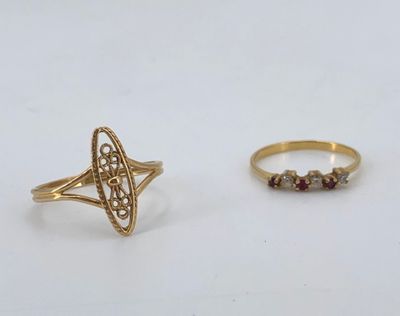 deux bagues en or et une bague en diamant sur une surface blanche