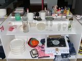 une table sur laquelle sont posés tout un tas d'assiettes et de tasses