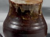 trois vases posés l'un à côté de l'autre sur une table