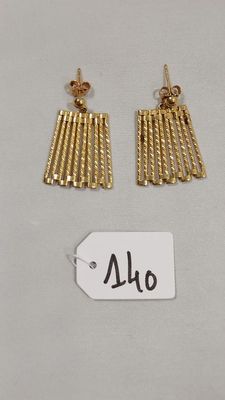 deux paires de boucles d'oreilles en or avec des franges et une étiquette de prix