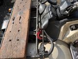une moto équipée d'une planche en bois à l'arrière