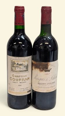 deux bouteilles de vin posées l'une à côté de l'autre sur une surface blanche