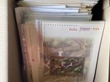 une boîte remplie de livres posée sur une table