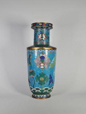 un vase bleu orné de fleurs et d'oiseaux