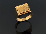 une image représentant une bague en or ornée d'un motif carré