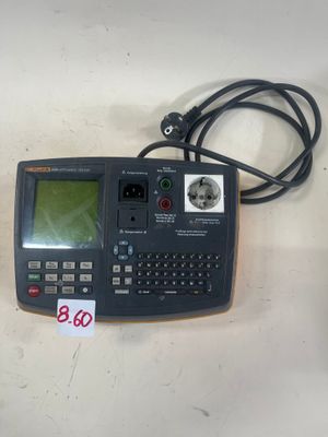 un petit appareil électronique posé sur une table