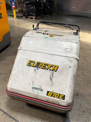 un chariot à bagages blanc qui se trouve dans un entrepôt