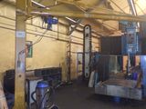 une grande machine installée à l'intérieur d'un bâtiment