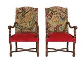 paire de fauteuils français du XIXe siècle, dont les assises sont recouvertes de velours rouge