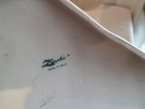 gros plan d'une assiette blanche portant un logo bleu