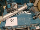 une boîte à outils bleue sur laquelle sont représentés un marteau et une perceuse